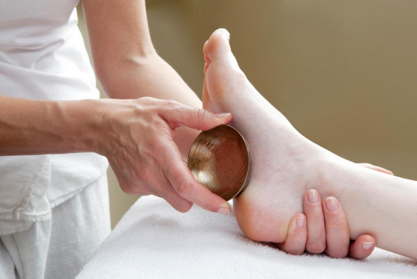massage pied avec un bol kansu