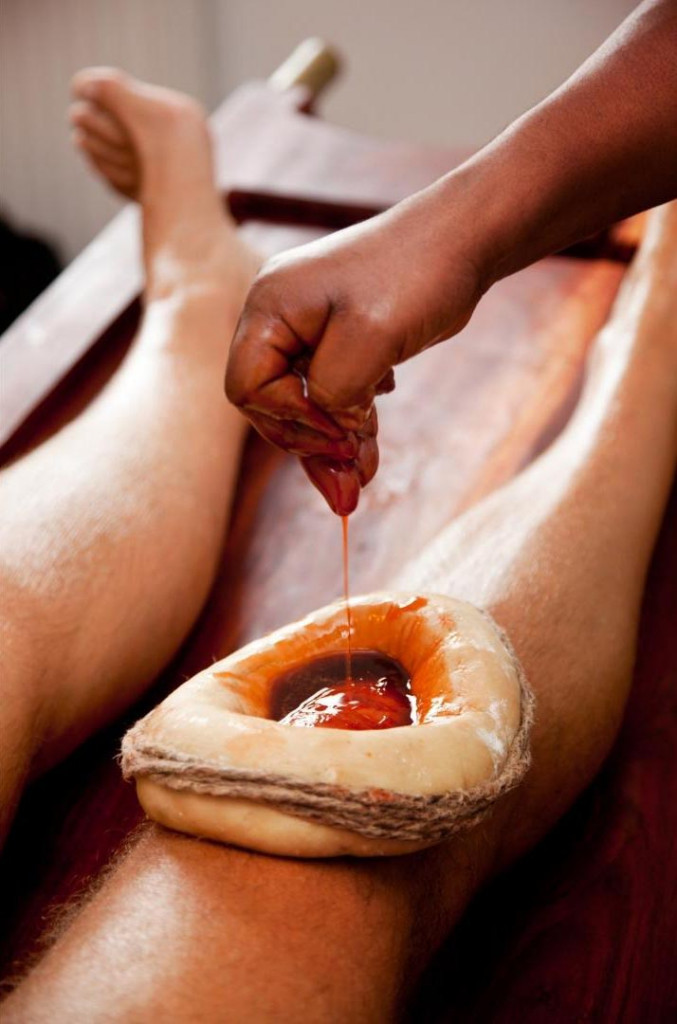 massage utilisant la technique du pain Basti sur le genou