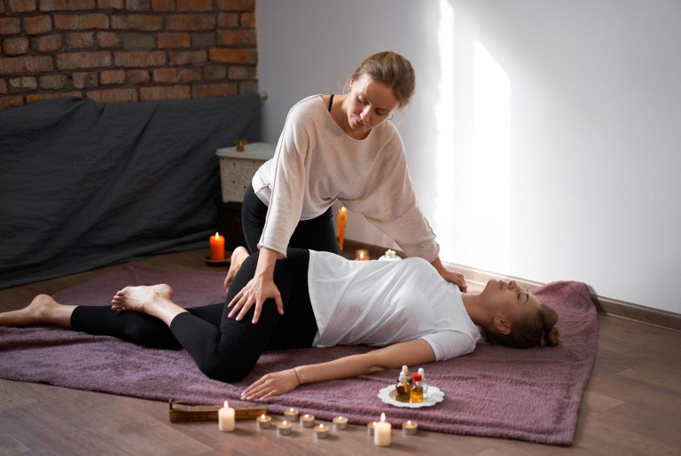 massage femme allongée au sol