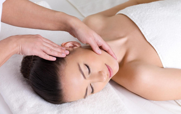 massage du visage japonais mouvement sur la joue