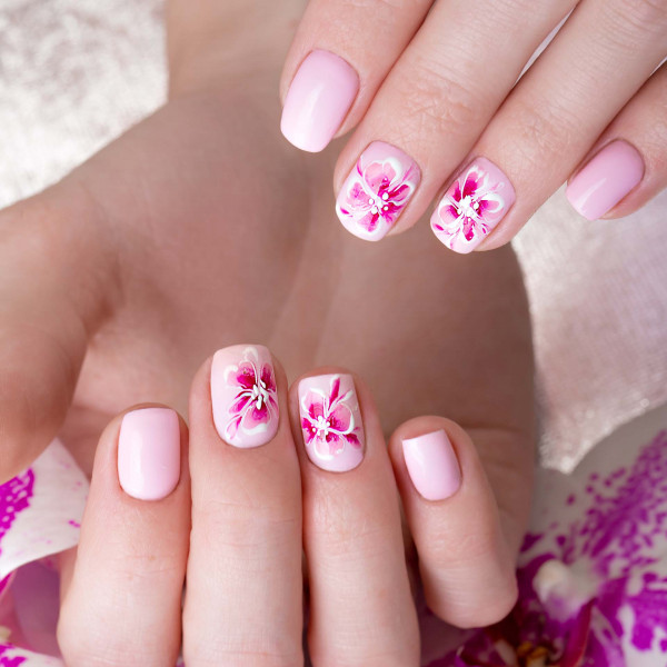 ongles roses avec un nail art de fleur