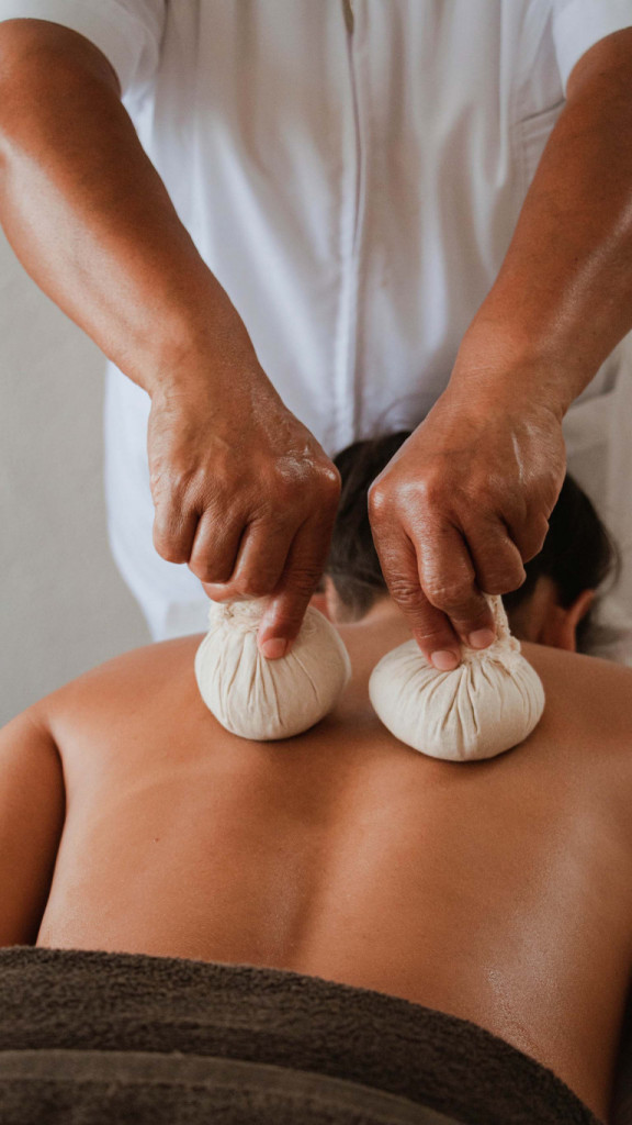 massage du dos avec deux pochons de siam