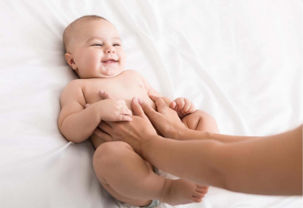 massage sur un bébé