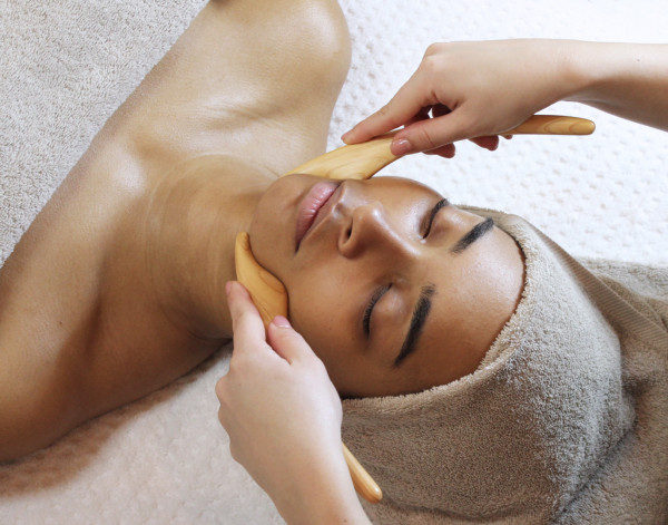massage du visage utilisant deux outils en bois de cèdre japonais HinokiBo
