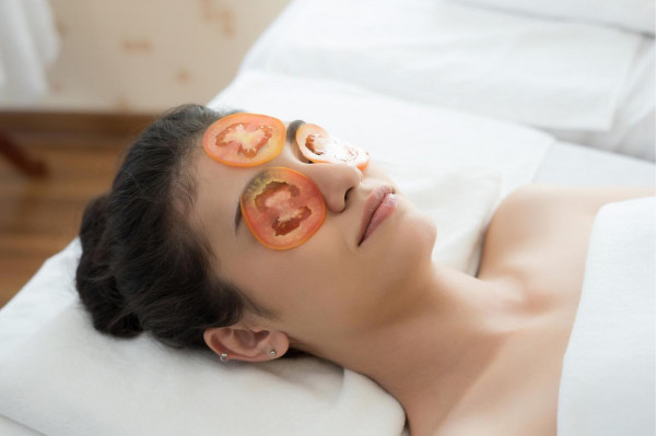 massage du visage thaïlandais utilisant des tomates