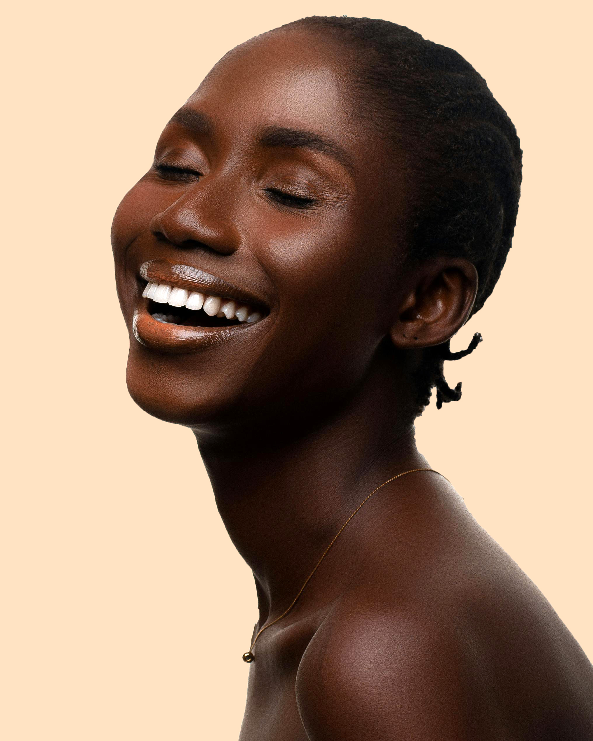 Femme souriant montrant le résultat de son blanchiment dentaire
